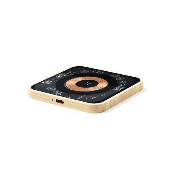 Cargador inalámbrico 15W de original diseño y superficie transparente que permite ver los componentes internos del dispositivo. Con base bambú cuadrada y compatible con dispositivos con tecnología Qi. Conexión Tipo C, con manual de instrucciones en español e inglés. Presentado en caja individual de diseño kraft.Materiales como el bambú fomentan la utilización de materias primas naturales, reduciendo las emisiones contaminantes. Proviene de una planta de gran resistencia y versatilidad, con crecimiento y regeneración rápidos, siendo una excelente alternativa al uso de madera tradicional.Fabricado conforme a los estándares RoHS y en cumplimiento con los siguientes requisitos de seguridad:Sistema de protección contra sobrecalentamiento.Sistema de protección contra sobrecarga.Sistema de bloqueo para evitar cortocircuitos.