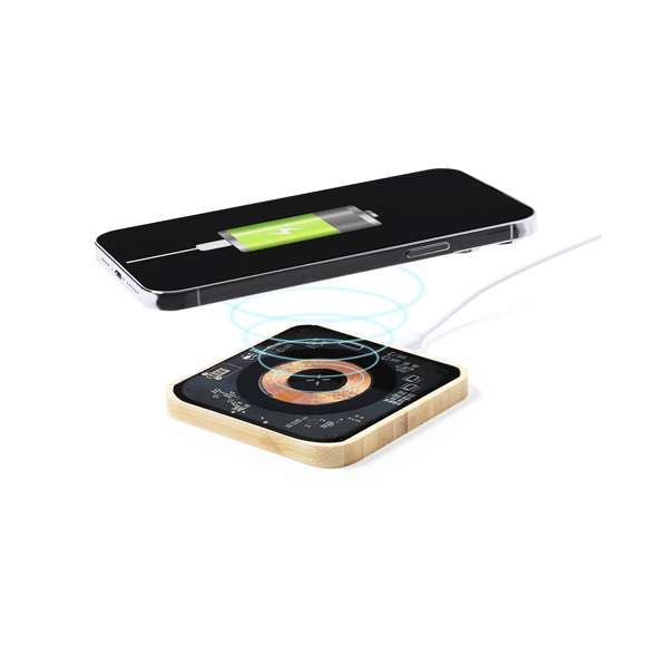 Cargador inalámbrico 15W de original diseño y superficie transparente que permite ver los componentes internos del dispositivo. Con base bambú cuadrada y compatible con dispositivos con tecnología Qi. Conexión Tipo C, con manual de instrucciones en español e inglés. Presentado en caja individual de diseño kraft.Materiales como el bambú fomentan la utilización de materias primas naturales, reduciendo las emisiones contaminantes. Proviene de una planta de gran resistencia y versatilidad, con crecimiento y regeneración rápidos, siendo una excelente alternativa al uso de madera tradicional.Fabricado conforme a los estándares RoHS y en cumplimiento con los siguientes requisitos de seguridad:Sistema de protección contra sobrecalentamiento.Sistema de protección contra sobrecarga.Sistema de bloqueo para evitar cortocircuitos.