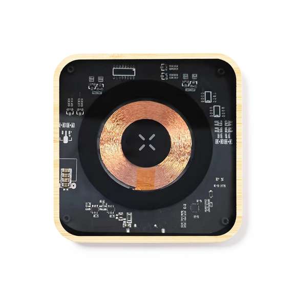 Cargador inalámbrico 15W de original diseño y superficie transparente que permite ver los componentes internos del dispositivo. Con base bambú cuadrada y compatible con dispositivos con tecnología Qi. Conexión Tipo C, con manual de instrucciones en español e inglés. Presentado en caja individual de diseño kraft.Materiales como el bambú fomentan la utilización de materias primas naturales, reduciendo las emisiones contaminantes. Proviene de una planta de gran resistencia y versatilidad, con crecimiento y regeneración rápidos, siendo una excelente alternativa al uso de madera tradicional.Fabricado conforme a los estándares RoHS y en cumplimiento con los siguientes requisitos de seguridad:Sistema de protección contra sobrecalentamiento.Sistema de protección contra sobrecarga.Sistema de bloqueo para evitar cortocircuitos.