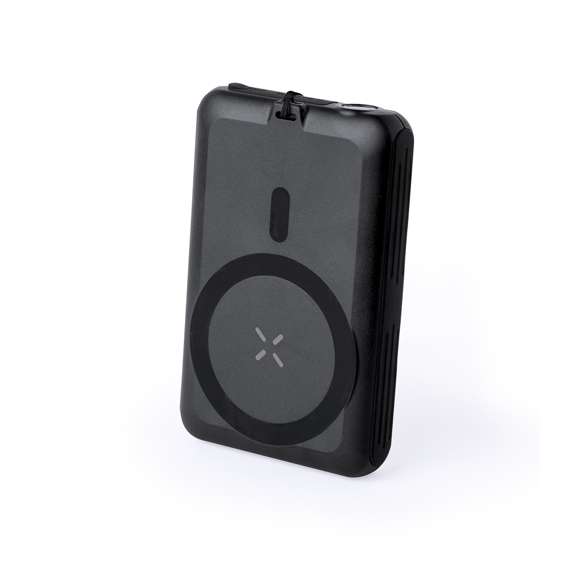 Batería auxiliar externa de recarga solar y de gran capacidad de carga -5.000 mAh-. Con cargador inalámbrico integrado 5W y fijación magnética Magsafe, permitiendo usar el dispositivo mientras se está cargando y compatible con dispositivos equipados con tecnología de carga inalámbrica Qi. Además, cuenta con una luz LED con dos posiciones de luz, fija e intermitente. Fabricada en resistente ABS de color negro, con conector de entrada/salida Tipo C + 1 salida USB + 1 entrada Micro USB. Presentada en atractiva caja individual de diseño.Las capacidades mostradas en todas nuestras baterías auxiliares externas son reales, incorporando todas ellas baterías de grado A y no recicladas, con una vida útil de al menos 500 ciclos de carga y según normativa CE. Además, están fabricadas conforme a los estándares RoHS y en cumplimiento con los siguientes requisitos de seguridad:Sistema de protección contra sobrecarga del power bank.Sistema de protección contra descarga completa que proporciona una mayor durabilidad del power bank.Sistema de bloqueo para evitar cortocircuitos.Sistema de transferencia de carga constante, acorde con la capacidad del dispositivo de destino.