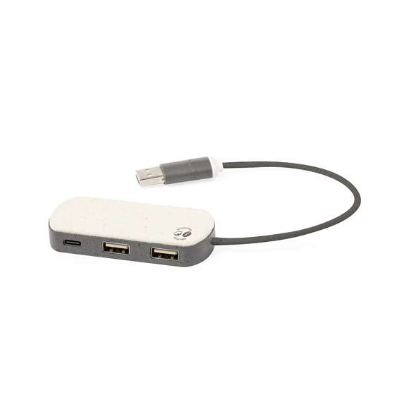 Puerto USB 2.0 fabricado en fibra de café. Con conexión dual USB/Tipo C y 3 puertos: uno con conexión Tipo C y 2 puertos USB. Con logotipo fibra de café y una amplia superficie de marcaje. Presentado en caja individual de diseño kraft.La fibra de café es una solución circular que se obtiene de la utilización de los residuos producidos en la obtención del café. Una alternativa sostenible que favorece la reducción del uso de plásticos, ahorrando energía en su proceso de fabricación y contribuyendo al cuidado del medio ambiente.
