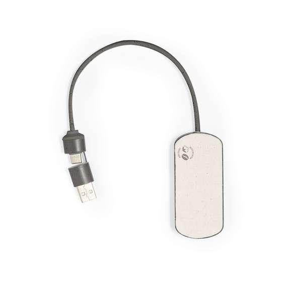 Puerto USB 2.0 fabricado en fibra de café. Con conexión dual USB/Tipo C y 3 puertos: uno con conexión Tipo C y 2 puertos USB. Con logotipo fibra de café y una amplia superficie de marcaje. Presentado en caja individual de diseño kraft.La fibra de café es una solución circular que se obtiene de la utilización de los residuos producidos en la obtención del café. Una alternativa sostenible que favorece la reducción del uso de plásticos, ahorrando energía en su proceso de fabricación y contribuyendo al cuidado del medio ambiente.