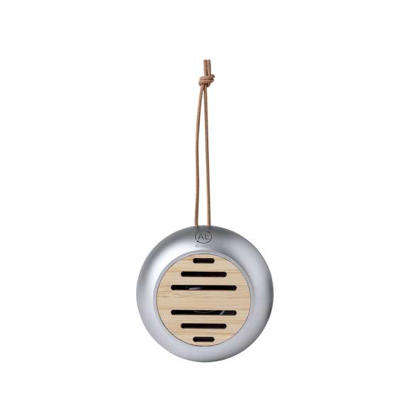 Original altavoz Bluetooth de tamaño compacto y 3W de potencia. Fabricado en materiales eco, combinado un cuerpo en resistente Aluminio Reciclado y una rejilla en bambú. Batería de litio de 300mAh, recargable mediante cable Tipo C (incluido). Con botón ON/OFF y luz LED de estado de carga. Con logotipo Aluminio Reciclado y cordón para un fácil transporte. Presentado en caja individual de diseño kraft, con manual de instrucciones en español e inglés.El Aluminio Reciclado es un material con posibilidades de reciclaje casi infinitas, sin perder sus propiedades originales y consumiendo menos energía en este proceso.Certificación GRS (Global Recycled Standard / Estándar de Reciclaje Global), que garantiza el origen reciclado del material usado para fabricar el producto.Materiales como el bambú fomentan la utilización de materias primas naturales, reduciendo las emisiones contaminantes. Proviene de una planta de gran resistencia y versatilidad, con crecimiento y regeneración rápidos, siendo una excelente alternativa al uso de madera tradicional.Fabricado conforme a los estándares RoHS y en cumplimiento con los siguientes requisitos de seguridad:Sistema de protección contra sobrecalentamiento.Sistema de protección contra sobrecarga.Sistema de bloqueo para evitar cortocircuitos.