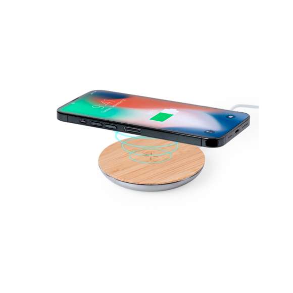 Cargador inalámbrico 15W de diseño circular, con cuerpo fabricado en Aluminio Reciclado y base de carga en bambú. Compatible con dispositivos equipados con tecnología de carga inalámbrica Qi, con cable de carga Tipo C incluido e indicador LED de estado de carga. Base antideslizante y presentado en caja individual de diseño kraft, con manual de instrucciones en español e inglés.Materiales como el bambú fomentan la utilización de materias primas naturales, reduciendo las emisiones contaminantes. Proviene de una planta de gran resistencia y versatilidad, con crecimiento y regeneración rápidos, siendo una excelente alternativa al uso de madera tradicional.El Aluminio Reciclado es un material con posibilidades de reciclaje casi infinitas, sin perder sus propiedades originales y consumiendo menos energía en este proceso.Certificación GRS (Global Recycled Standard / Estándar de Reciclaje Global), que garantiza el origen reciclado del material usado para fabricar el producto.Fabricado conforme a los estándares RoHS y en cumplimiento con los siguientes requisitos de seguridad:Sistema de protección contra sobrecalentamiento.Sistema de protección contra sobrecarga.Sistema de bloqueo para evitar cortocircuitos.