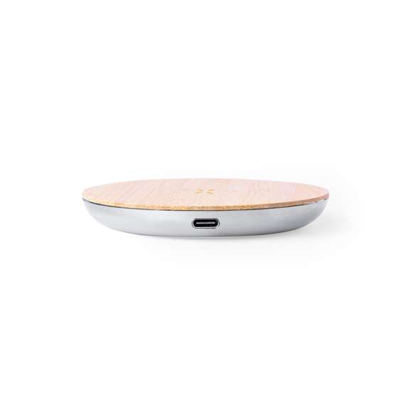 Cargador inalámbrico 15W de diseño circular, con cuerpo fabricado en Aluminio Reciclado y base de carga en bambú. Compatible con dispositivos equipados con tecnología de carga inalámbrica Qi, con cable de carga Tipo C incluido e indicador LED de estado de carga. Base antideslizante y presentado en caja individual de diseño kraft, con manual de instrucciones en español e inglés.Materiales como el bambú fomentan la utilización de materias primas naturales, reduciendo las emisiones contaminantes. Proviene de una planta de gran resistencia y versatilidad, con crecimiento y regeneración rápidos, siendo una excelente alternativa al uso de madera tradicional.El Aluminio Reciclado es un material con posibilidades de reciclaje casi infinitas, sin perder sus propiedades originales y consumiendo menos energía en este proceso.Certificación GRS (Global Recycled Standard / Estándar de Reciclaje Global), que garantiza el origen reciclado del material usado para fabricar el producto.Fabricado conforme a los estándares RoHS y en cumplimiento con los siguientes requisitos de seguridad:Sistema de protección contra sobrecalentamiento.Sistema de protección contra sobrecarga.Sistema de bloqueo para evitar cortocircuitos.