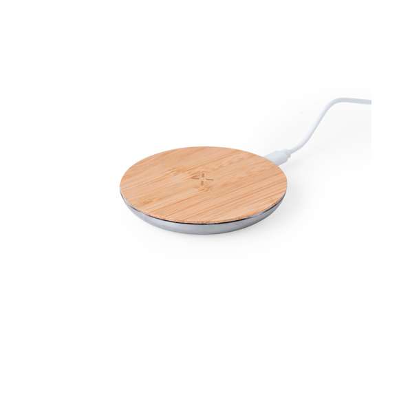 Cargador inalámbrico 15W de diseño circular, con cuerpo fabricado en Aluminio Reciclado y base de carga en bambú. Compatible con dispositivos equipados con tecnología de carga inalámbrica Qi, con cable de carga Tipo C incluido e indicador LED de estado de carga. Base antideslizante y presentado en caja individual de diseño kraft, con manual de instrucciones en español e inglés.Materiales como el bambú fomentan la utilización de materias primas naturales, reduciendo las emisiones contaminantes. Proviene de una planta de gran resistencia y versatilidad, con crecimiento y regeneración rápidos, siendo una excelente alternativa al uso de madera tradicional.El Aluminio Reciclado es un material con posibilidades de reciclaje casi infinitas, sin perder sus propiedades originales y consumiendo menos energía en este proceso.Certificación GRS (Global Recycled Standard / Estándar de Reciclaje Global), que garantiza el origen reciclado del material usado para fabricar el producto.Fabricado conforme a los estándares RoHS y en cumplimiento con los siguientes requisitos de seguridad:Sistema de protección contra sobrecalentamiento.Sistema de protección contra sobrecarga.Sistema de bloqueo para evitar cortocircuitos.