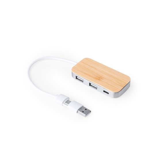 Puerto USB 2.0 fabricado en Aluminio Reciclado con superficie en bambú. Incluye puerto Tipo C y 2 puertos USB, con entrada dual USB/Tipo C. Presentado en caja individual de diseño kraft.Fabricado conforme a estándares RoHS, con sistema de bloqueo para evitar cortocircuitos.El Aluminio Reciclado es un material con posibilidades de reciclaje casi infinitas, sin perder sus propiedades originales y consumiendo menos energía en este proceso.Certificación GRS (Global Recycled Standard / Estándar de Reciclaje Global), que garantiza el origen reciclado del material usado para fabricar el producto.Materiales como el bambú fomentan la utilización de materias primas naturales, reduciendo las emisiones contaminantes. Proviene de una planta de gran resistencia y versatilidad, con crecimiento y regeneración rápidos, siendo una excelente alternativa al uso de madera tradicional.