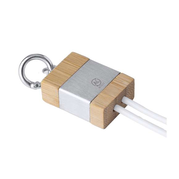 Cable cargador fabricado en bambú y Aluminio Reciclado. De tamaño compacto y con original anilla mosquetón de transporte. Conexiones de entrada Tipo C y USB + salidas Tipo C, Lightning y Micro USB. 5V DC 2.4A. Con logotipo Aluminio Reciclado y presentado en caja individual de diseño kraft.Materiales como el bambú fomentan la utilización de materias primas naturales, reduciendo las emisiones contaminantes. Proviene de una planta de gran resistencia y versatilidad, con crecimiento y regeneración rápidos, siendo una excelente alternativa al uso de madera tradicional.El Aluminio Reciclado es un material con posibilidades de reciclaje casi infinitas, sin perder sus propiedades originales y consumiendo menos energía en este proceso.Certificación GRS (Global Recycled Standard / Estándar de Reciclaje Global), que garantiza el origen reciclado del material usado para fabricar el producto.