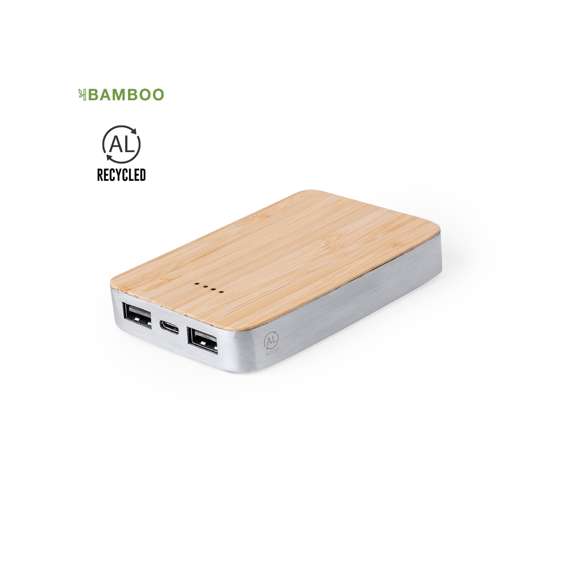Batería auxiliar externa de 5.000 mAh, con cuerpo fabricado en Aluminio Reciclado y superficie en bambú. Con 2 salidas USB y conexión dual de entrada/salida Tipo C. Indicador de estado de carga y cable de carga Tipo C incluido. Con logotipo Aluminio Reciclado y presentada en caja individual de diseño kraft. Disponible manual de instrucciones en español e inglés.Entrada/Salida USB C: 5V DC 2.4VSalida USB: 5V DC 2.4AEl Aluminio Reciclado es un material con posibilidades de reciclaje casi infinitas, sin perder sus propiedades originales y consumiendo menos energía en este proceso.Certificación GRS (Global Recycled Standard / Estándar de Reciclaje Global), que garantiza el origen reciclado del material usado para fabricar el producto.Materiales como el bambú fomentan la utilización de materias primas naturales, reduciendo las emisiones contaminantes. Proviene de una planta de gran resistencia y versatilidad, con crecimiento y regeneración rápidos, siendo una excelente alternativa al uso de madera tradicional.Las capacidades mostradas en todas nuestras baterías auxiliares externas son reales, incorporando todas ellas baterías de grado A y no recicladas, con una vida útil de al menos 500 ciclos de carga y según normativa CE.Además, están fabricadas conforme a los estándares RoHS y en cumplimiento con los siguientes requisitos de seguridad:Sistema de protección contra sobrecarga del power bank.Sistema de protección contra descarga completa que proporciona una mayor durabilidad del power bank.Sistema de bloqueo para evitar cortocircuitos.Sistema de transferencia de carga constante, acorde con la capacidad del dispositivo de destino.