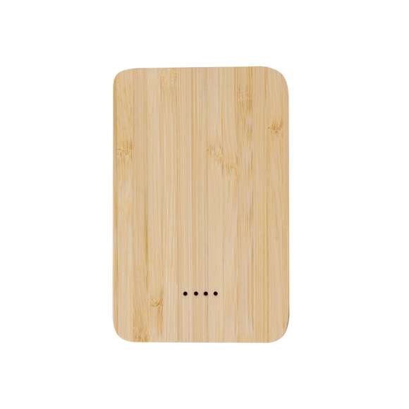 Batería auxiliar externa de 5.000 mAh, con cuerpo fabricado en Aluminio Reciclado y superficie en bambú. Con 2 salidas USB y conexión dual de entrada/salida Tipo C. Indicador de estado de carga y cable de carga Tipo C incluido. Con logotipo Aluminio Reciclado y presentada en caja individual de diseño kraft. Disponible manual de instrucciones en español e inglés.Entrada/Salida USB C: 5V DC 2.4VSalida USB: 5V DC 2.4AEl Aluminio Reciclado es un material con posibilidades de reciclaje casi infinitas, sin perder sus propiedades originales y consumiendo menos energía en este proceso.Certificación GRS (Global Recycled Standard / Estándar de Reciclaje Global), que garantiza el origen reciclado del material usado para fabricar el producto.Materiales como el bambú fomentan la utilización de materias primas naturales, reduciendo las emisiones contaminantes. Proviene de una planta de gran resistencia y versatilidad, con crecimiento y regeneración rápidos, siendo una excelente alternativa al uso de madera tradicional.Las capacidades mostradas en todas nuestras baterías auxiliares externas son reales, incorporando todas ellas baterías de grado A y no recicladas, con una vida útil de al menos 500 ciclos de carga y según normativa CE.Además, están fabricadas conforme a los estándares RoHS y en cumplimiento con los siguientes requisitos de seguridad:Sistema de protección contra sobrecarga del power bank.Sistema de protección contra descarga completa que proporciona una mayor durabilidad del power bank.Sistema de bloqueo para evitar cortocircuitos.Sistema de transferencia de carga constante, acorde con la capacidad del dispositivo de destino.