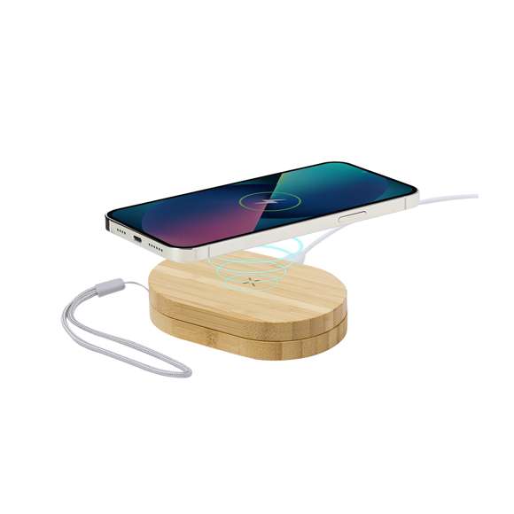 Completo conjunto de cargador inalámbrico 15W y cables cargadores. Fabricado en bambú pulido, en un original diseño de estuche con cargador inalámbrico integrado en la tapa y una base troquelada, que incluye un completo set de cables y adaptadores. Cargador compatible con dispositivos equipados con tecnología Qi. Set cables de carga con capacidad de transferencia de datos y múltiples conexiones: Micro USB, Tipo C y Lightning. 5V DC 3A. Presentado en caja diseño kraft.Materiales como el bambú fomentan la utilización de materias primas naturales, reduciendo las emisiones contaminantes. Proviene de una planta de gran resistencia y versatilidad, con crecimiento y regeneración rápidos, siendo una excelente alternativa al uso de madera tradicional.Fabricado conforme a los estándares RoHS y en cumplimiento con los siguientes requisitos de seguridad:Sistema de protección contra sobrecalentamiento.Sistema de protección contra sobrecarga.Sistema de bloqueo para evitar cortocircuitos.