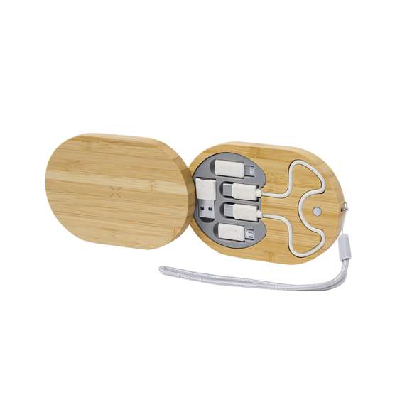 Completo conjunto de cargador inalámbrico 15W y cables cargadores. Fabricado en bambú pulido, en un original diseño de estuche con cargador inalámbrico integrado en la tapa y una base troquelada, que incluye un completo set de cables y adaptadores. Cargador compatible con dispositivos equipados con tecnología Qi. Set cables de carga con capacidad de transferencia de datos y múltiples conexiones: Micro USB, Tipo C y Lightning. 5V DC 3A. Presentado en caja diseño kraft.Materiales como el bambú fomentan la utilización de materias primas naturales, reduciendo las emisiones contaminantes. Proviene de una planta de gran resistencia y versatilidad, con crecimiento y regeneración rápidos, siendo una excelente alternativa al uso de madera tradicional.Fabricado conforme a los estándares RoHS y en cumplimiento con los siguientes requisitos de seguridad:Sistema de protección contra sobrecalentamiento.Sistema de protección contra sobrecarga.Sistema de bloqueo para evitar cortocircuitos.