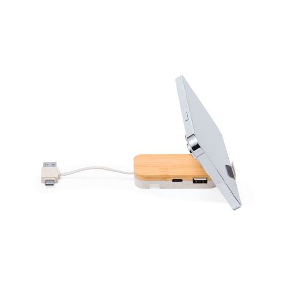 Puerto USB 2.0 con soporte para móvil extraíble integrado en la base. Parte superior del dispositivo fabricada en bambú, con base en caña de trigo. Con conexión dual USB/Tipo C y 3 puertos: 1 puerto Tipo C y 2 puertos USB. Presentado en caja individual de diseño kraft.La caña de trigo fomenta la utilización de materias primas naturales, reduciendo así las emisiones contaminantes.Materiales como el bambú fomentan la utilización de materias primas naturales, reduciendo las emisiones contaminantes. Proviene de una planta de gran resistencia y versatilidad, con crecimiento y regeneración rápidos, siendo una excelente alternativa al uso de madera tradicional.Fabricado conforme a estándares RoHS, con sistema de bloqueo para evitar cortocircuitos.