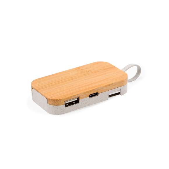 Puerto USB 2.0 con soporte para móvil extraíble integrado en la base. Parte superior del dispositivo fabricada en bambú, con base en caña de trigo. Con conexión dual USB/Tipo C y 3 puertos: 1 puerto Tipo C y 2 puertos USB. Presentado en caja individual de diseño kraft.La caña de trigo fomenta la utilización de materias primas naturales, reduciendo así las emisiones contaminantes.Materiales como el bambú fomentan la utilización de materias primas naturales, reduciendo las emisiones contaminantes. Proviene de una planta de gran resistencia y versatilidad, con crecimiento y regeneración rápidos, siendo una excelente alternativa al uso de madera tradicional.Fabricado conforme a estándares RoHS, con sistema de bloqueo para evitar cortocircuitos.