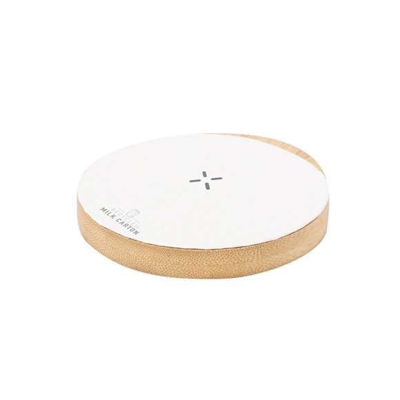 Cargador inalámbrico 15W de forma circular. Con superficie de carga en material reciclado a partir de cartones de leche y base fabricada en bambú, compatible con dispositivos equipados con tecnología de carga inalámbrica Qi. Cable cargador Tipo C incluido, con logotipo cartones de leche reciclados en base de carga. Base de bambú antideslizante y presentado en caja individual de diseño kraft. Con manual de instrucciones en español e inglés.Los cartones de leche se componen en su mayor parte de cartón y aluminio. Durante su proceso de reciclado, se separan los distintos materiales del envase para su reutilización y nuevo uso, contribuyendo así a recorrer el camino infinito de la economía circular. Este material se caracteriza por su alto grado de reciclabilidad, así como por su ligereza y resistencia.Materiales como el bambú fomentan la utilización de materias primas naturales, reduciendo las emisiones contaminantes. Proviene de una planta de gran resistencia y versatilidad, con crecimiento y regeneración rápidos, siendo una excelente alternativa al uso de madera tradicional.Fabricado conforme a los estándares RoHS y en cumplimiento con los siguientes requisitos de seguridad:Sistema de protección contra sobrecalentamiento.Sistema de protección contra sobrecarga.Sistema de bloqueo para evitar cortocircuitos.