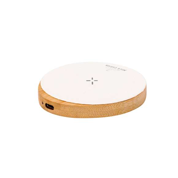 Cargador inalámbrico 15W de forma circular. Con superficie de carga en material reciclado a partir de cartones de leche y base fabricada en bambú, compatible con dispositivos equipados con tecnología de carga inalámbrica Qi. Cable cargador Tipo C incluido, con logotipo cartones de leche reciclados en base de carga. Base de bambú antideslizante y presentado en caja individual de diseño kraft. Con manual de instrucciones en español e inglés.Los cartones de leche se componen en su mayor parte de cartón y aluminio. Durante su proceso de reciclado, se separan los distintos materiales del envase para su reutilización y nuevo uso, contribuyendo así a recorrer el camino infinito de la economía circular. Este material se caracteriza por su alto grado de reciclabilidad, así como por su ligereza y resistencia.Materiales como el bambú fomentan la utilización de materias primas naturales, reduciendo las emisiones contaminantes. Proviene de una planta de gran resistencia y versatilidad, con crecimiento y regeneración rápidos, siendo una excelente alternativa al uso de madera tradicional.Fabricado conforme a los estándares RoHS y en cumplimiento con los siguientes requisitos de seguridad:Sistema de protección contra sobrecalentamiento.Sistema de protección contra sobrecarga.Sistema de bloqueo para evitar cortocircuitos.