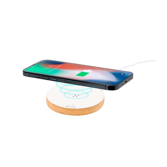 Cargador inalámbrico 15W de forma circular. Con superficie de carga en material reciclado a partir de cartones de leche y base fabricada en bambú, compatible con dispositivos equipados con tecnología de carga inalámbrica Qi. Cable cargador Tipo C incluido, con logotipo cartones de leche reciclados en base de carga. Base de bambú antideslizante y presentado en caja individual de diseño kraft. Con manual de instrucciones en español e inglés.Los cartones de leche se componen en su mayor parte de cartón y aluminio. Durante su proceso de reciclado, se separan los distintos materiales del envase para su reutilización y nuevo uso, contribuyendo así a recorrer el camino infinito de la economía circular. Este material se caracteriza por su alto grado de reciclabilidad, así como por su ligereza y resistencia.Materiales como el bambú fomentan la utilización de materias primas naturales, reduciendo las emisiones contaminantes. Proviene de una planta de gran resistencia y versatilidad, con crecimiento y regeneración rápidos, siendo una excelente alternativa al uso de madera tradicional.Fabricado conforme a los estándares RoHS y en cumplimiento con los siguientes requisitos de seguridad:Sistema de protección contra sobrecalentamiento.Sistema de protección contra sobrecarga.Sistema de bloqueo para evitar cortocircuitos.