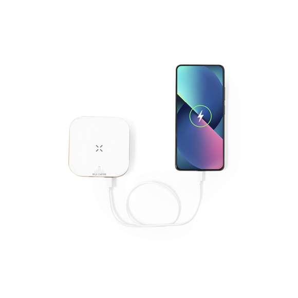 Cargador inalámbrico 15W y forma cuadrada. Con superficie de carga en material reciclado a partir de cartones de leche y base fabricada en bambú, compatible con dispositivos equipados con tecnología de carga inalámbrica Qi. Cable cargador Tipo C incluido, con logotipo cartones de leche reciclados en base de carga. Base de bambú antideslizante y presentado en caja individual de diseño kraft. Con manual de instrucciones en español e inglés.Los cartones de leche se componen en su mayor parte de cartón y aluminio. Durante su proceso de reciclado, se separan los distintos materiales del envase para su reutilización y nuevo uso, contribuyendo así a recorrer el camino infinito de la economía circular. Este material se caracteriza por su alto grado de reciclabilidad, así como por su ligereza y resistencia.Materiales como el bambú fomentan la utilización de materias primas naturales, reduciendo las emisiones contaminantes. Proviene de una planta de gran resistencia y versatilidad, con crecimiento y regeneración rápidos, siendo una excelente alternativa al uso de madera tradicional.Fabricado conforme a los estándares RoHS y en cumplimiento con los siguientes requisitos de seguridad:Sistema de protección contra sobrecalentamiento.Sistema de protección contra sobrecarga.Sistema de bloqueo para evitar cortocircuitos.