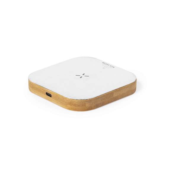 Cargador inalámbrico 15W y forma cuadrada. Con superficie de carga en material reciclado a partir de cartones de leche y base fabricada en bambú, compatible con dispositivos equipados con tecnología de carga inalámbrica Qi. Cable cargador Tipo C incluido, con logotipo cartones de leche reciclados en base de carga. Base de bambú antideslizante y presentado en caja individual de diseño kraft. Con manual de instrucciones en español e inglés.Los cartones de leche se componen en su mayor parte de cartón y aluminio. Durante su proceso de reciclado, se separan los distintos materiales del envase para su reutilización y nuevo uso, contribuyendo así a recorrer el camino infinito de la economía circular. Este material se caracteriza por su alto grado de reciclabilidad, así como por su ligereza y resistencia.Materiales como el bambú fomentan la utilización de materias primas naturales, reduciendo las emisiones contaminantes. Proviene de una planta de gran resistencia y versatilidad, con crecimiento y regeneración rápidos, siendo una excelente alternativa al uso de madera tradicional.Fabricado conforme a los estándares RoHS y en cumplimiento con los siguientes requisitos de seguridad:Sistema de protección contra sobrecalentamiento.Sistema de protección contra sobrecarga.Sistema de bloqueo para evitar cortocircuitos.
