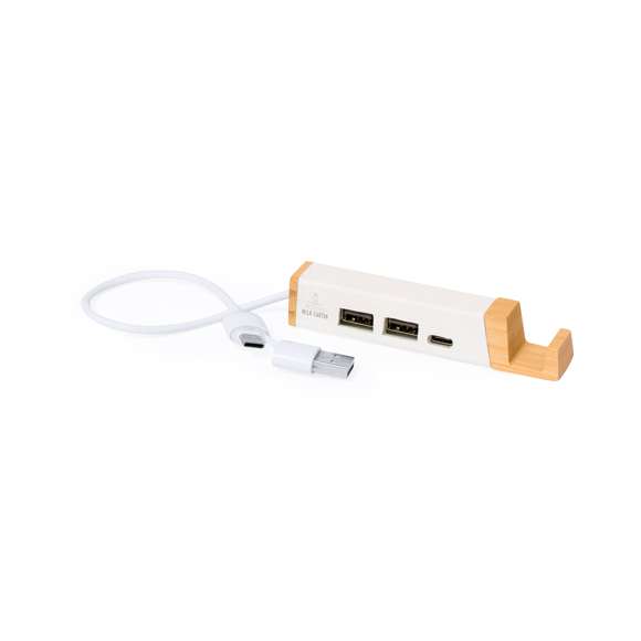 Puerto USB con soporte para smartphone integrado, fabricado en combinación de bambú y material reciclado a partir de cartones de leche. Incluye conexión dual USB/Tipo C y 3 puertos: 1 puerto Tipo C y 2 puertos USB. Con logotipo cartones de leche reciclados y presentado en caja individual de diseño kraft, con papel protector incluido.Los cartones de leche se componen en su mayor parte de cartón y aluminio. Durante su proceso de reciclado, se separan los distintos materiales del envase para su reutilización y nuevo uso, contribuyendo así a recorrer el camino infinito de la economía circular. Este material se caracteriza por su alto grado de reciclabilidad, así como por su ligereza y resistencia.Materiales como el bambú fomentan la utilización de materias primas naturales, reduciendo las emisiones contaminantes. Proviene de una planta de gran resistencia y versatilidad, con crecimiento y regeneración rápidos, siendo una excelente alternativa al uso de madera tradicional.Fabricado conforme a estándares RoHS, con sistema de bloqueo para evitar cortocircuitos.