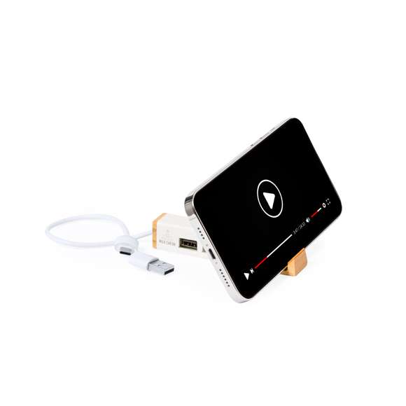 Puerto USB con soporte para smartphone integrado, fabricado en combinación de bambú y material reciclado a partir de cartones de leche. Incluye conexión dual USB/Tipo C y 3 puertos: 1 puerto Tipo C y 2 puertos USB. Con logotipo cartones de leche reciclados y presentado en caja individual de diseño kraft, con papel protector incluido.Los cartones de leche se componen en su mayor parte de cartón y aluminio. Durante su proceso de reciclado, se separan los distintos materiales del envase para su reutilización y nuevo uso, contribuyendo así a recorrer el camino infinito de la economía circular. Este material se caracteriza por su alto grado de reciclabilidad, así como por su ligereza y resistencia.Materiales como el bambú fomentan la utilización de materias primas naturales, reduciendo las emisiones contaminantes. Proviene de una planta de gran resistencia y versatilidad, con crecimiento y regeneración rápidos, siendo una excelente alternativa al uso de madera tradicional.Fabricado conforme a estándares RoHS, con sistema de bloqueo para evitar cortocircuitos.