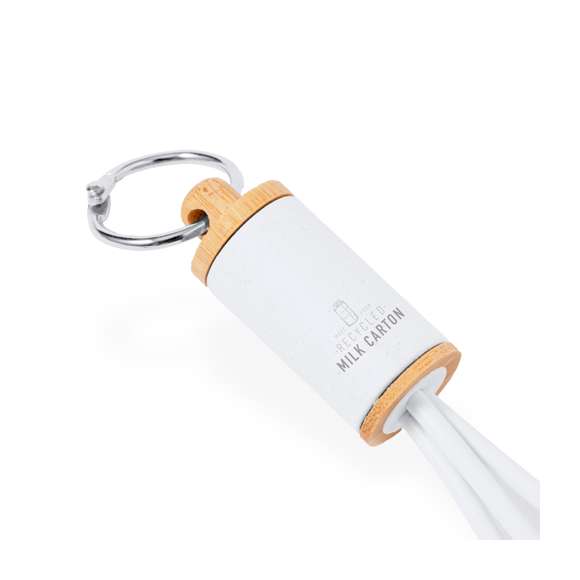 Cable cargador fabricado en combinación de bambú y material reciclado a partir de cartones de leche. Incluye conexión dual USB/Tipo C + conexiones Micro USB, Tipo C y Lightning. Con original anilla de transporte y logotipo cartones de leche reciclados. Presentado en caja individual de diseño kraft, con papel protector incluido. 5V DC 2.4A.Los cartones de leche se componen en su mayor parte de cartón y aluminio. Durante su proceso de reciclado, se separan los distintos materiales del envase para su reutilización y nuevo uso, contribuyendo así a recorrer el camino infinito de la economía circular. Este material se caracteriza por su alto grado de reciclabilidad, así como por su ligereza y resistencia.Materiales como el bambú fomentan la utilización de materias primas naturales, reduciendo las emisiones contaminantes. Proviene de una planta de gran resistencia y versatilidad, con crecimiento y regeneración rápidos, siendo una excelente alternativa al uso de madera tradicional.Fabricado conforme a estándares RoHS, con sistema de bloqueo para evitar cortocircuitos.