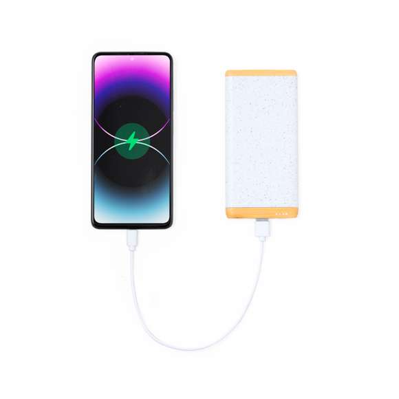 Batería auxiliar externa fabricada en combinación de bambú y caña de trigo. De 5.000 mAh de capacidad de carga y conexiones de entrada/salida Tipo C + salida USB. Con botón e indicador LED de estado de carga, y presentada en caja individual de diseño eco en cartón kraft.Materiales como el bambú fomentan la utilización de materias primas naturales, reduciendo las emisiones contaminantes. Proviene de una planta de gran resistencia y versatilidad, con crecimiento y regeneración rápidos, siendo una excelente alternativa al uso de madera tradicional.La caña de trigo fomenta la utilización de materias primas naturales, reduciendo así las emisiones contaminantes.Las capacidades mostradas en todas nuestras baterías auxiliares externas son reales, incorporando todas ellas baterías de grado A y no recicladas, con una vida útil de al menos 500 ciclos de carga y según normativa CE. Además, están fabricadas conforme a los estándares RoHS y en cumplimiento con los siguientes requisitos de seguridad:Sistema de protección contra sobrecarga del power bank.Sistema de protección contra descarga completa que proporciona una mayor durabilidad del power bank.Sistema de bloqueo para evitar cortocircuitos.Sistema de transferencia de carga constante, acorde con la capacidad del dispositivo de destino.