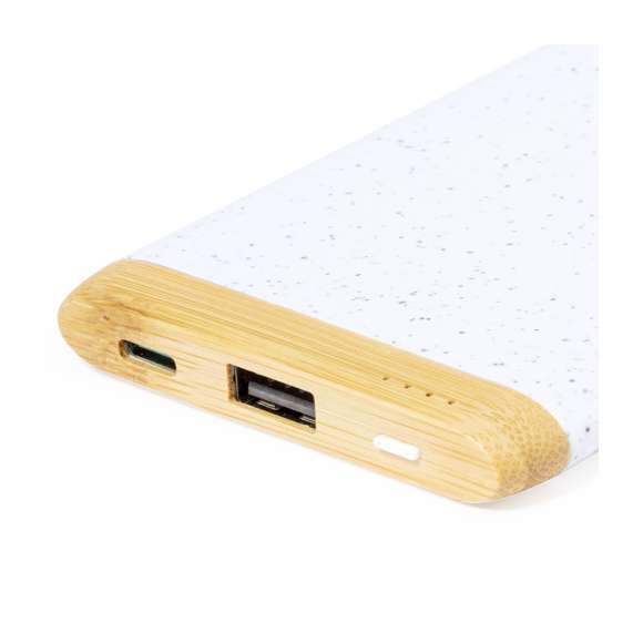 Batería auxiliar externa fabricada en combinación de bambú y caña de trigo. De 5.000 mAh de capacidad de carga y conexiones de entrada/salida Tipo C + salida USB. Con botón e indicador LED de estado de carga, y presentada en caja individual de diseño eco en cartón kraft.Materiales como el bambú fomentan la utilización de materias primas naturales, reduciendo las emisiones contaminantes. Proviene de una planta de gran resistencia y versatilidad, con crecimiento y regeneración rápidos, siendo una excelente alternativa al uso de madera tradicional.La caña de trigo fomenta la utilización de materias primas naturales, reduciendo así las emisiones contaminantes.Las capacidades mostradas en todas nuestras baterías auxiliares externas son reales, incorporando todas ellas baterías de grado A y no recicladas, con una vida útil de al menos 500 ciclos de carga y según normativa CE. Además, están fabricadas conforme a los estándares RoHS y en cumplimiento con los siguientes requisitos de seguridad:Sistema de protección contra sobrecarga del power bank.Sistema de protección contra descarga completa que proporciona una mayor durabilidad del power bank.Sistema de bloqueo para evitar cortocircuitos.Sistema de transferencia de carga constante, acorde con la capacidad del dispositivo de destino.