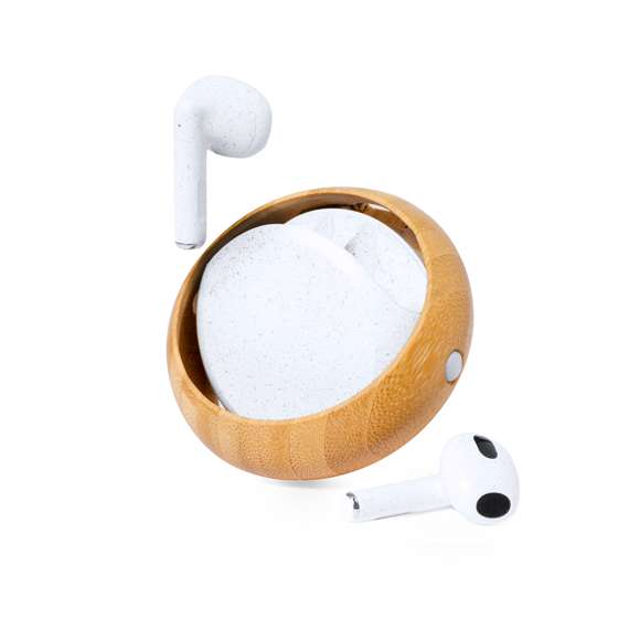 Auriculares intraurales de conexión Bluetooth 5.0, cada uno con una batería de litio de 30 mAh. De diseño ergonómico, incluyen botón de control táctil integrado en el auricular, con base de carga de 300mAh a juego y luz LED de estado de carga. Función manos libres y recargables, con cable Tipo C incluido. Se guardan en un original estuche de apertura giratoria, con base de carga en caña de trigo y marco circular en bambú. Presentados en atractiva caja de diseño kraft.Materiales como el bambú fomentan la utilización de materias primas naturales, reduciendo las emisiones contaminantes. Proviene de una planta de gran resistencia y versatilidad, con crecimiento y regeneración rápidos, siendo una excelente alternativa al uso de madera tradicional.Las capacidades mostradas en todas nuestras baterías auxiliares externas son reales, incorporando todas ellas baterías de grado A y no recicladas, con una vida útil de al menos 500 ciclos de carga y según normativa CE. Además, están fabricadas conforme a los estándares RoHS y en cumplimiento con los siguientes requisitos de seguridad:Sistema de protección contra sobrecarga del power bank.Sistema de protección contra descarga completa que proporciona una mayor durabilidad del power bank.Sistema de bloqueo para evitar cortocircuitos.Sistema de transferencia de carga constante, acorde con la capacidad del dispositivo de destino.