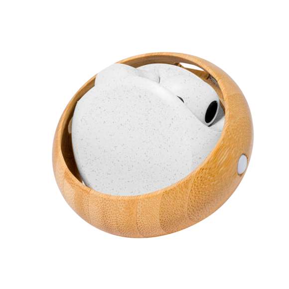 Auriculares intraurales de conexión Bluetooth 5.0, cada uno con una batería de litio de 30 mAh. De diseño ergonómico, incluyen botón de control táctil integrado en el auricular, con base de carga de 300mAh a juego y luz LED de estado de carga. Función manos libres y recargables, con cable Tipo C incluido. Se guardan en un original estuche de apertura giratoria, con base de carga en caña de trigo y marco circular en bambú. Presentados en atractiva caja de diseño kraft.Materiales como el bambú fomentan la utilización de materias primas naturales, reduciendo las emisiones contaminantes. Proviene de una planta de gran resistencia y versatilidad, con crecimiento y regeneración rápidos, siendo una excelente alternativa al uso de madera tradicional.Las capacidades mostradas en todas nuestras baterías auxiliares externas son reales, incorporando todas ellas baterías de grado A y no recicladas, con una vida útil de al menos 500 ciclos de carga y según normativa CE. Además, están fabricadas conforme a los estándares RoHS y en cumplimiento con los siguientes requisitos de seguridad:Sistema de protección contra sobrecarga del power bank.Sistema de protección contra descarga completa que proporciona una mayor durabilidad del power bank.Sistema de bloqueo para evitar cortocircuitos.Sistema de transferencia de carga constante, acorde con la capacidad del dispositivo de destino.