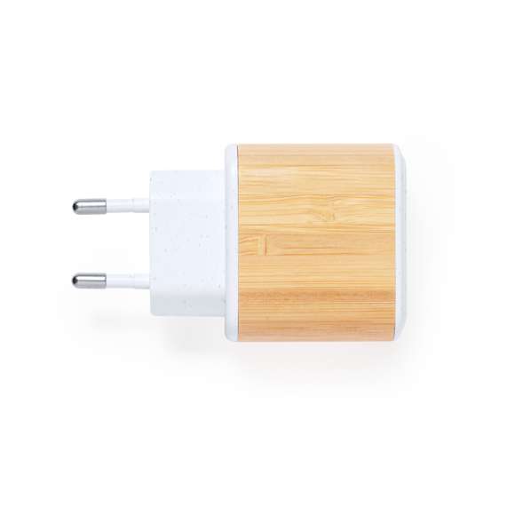 Cargador Tipo C y USB de pared con carga rápida, fabricado en combinación de bambú y caña de trigo. Enchufe europeo y presentado en atractiva caja individual de diseño kraft.Materiales como el bambú fomentan la utilización de materias primas naturales, reduciendo las emisiones contaminantes. Proviene de una planta de gran resistencia y versatilidad, con crecimiento y regeneración rápidos, siendo una excelente alternativa al uso de madera tradicional.La caña de trigo fomenta la utilización de materias primas naturales, reduciendo así las emisiones contaminantes.