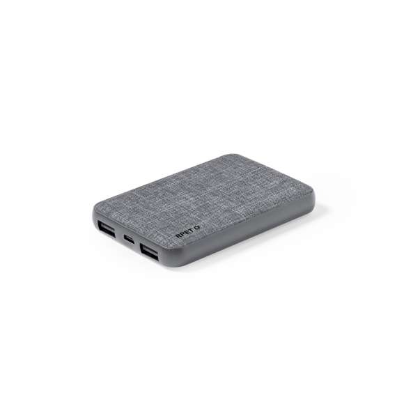 Batería auxiliar externa recubierta de suave poliéster RPET. De 5.000 mAh de capacidad, con conexión de entrada y salida Tipo C + 2 salidas USB. Indicador de estado de carga y cable de carga Micro USB incluido. Con amplia superficie de marcaje y con logotipo RPET. Presentado en atractiva caja de diseño kraft.El material RPET se elabora a partir de plástico reciclado, para así fomentar la reutilización de residuos plásticos y ayudar a la sostenibilidad del planeta.Las capacidades mostradas en todas nuestras baterías auxiliares externas son reales, incorporando todas ellas baterías de grado A y no recicladas, con una vida útil de al menos 500 ciclos de carga y según normativa CE.Además, están fabricadas conforme a los estándares RoHS y en cumplimiento con los siguientes requisitos de seguridad:Sistema de protección contra sobrecarga del power bank.Sistema de protección contra descarga completa que proporciona una mayor durabilidad del power bank.Sistema de bloqueo para evitar cortocircuitos.Sistema de transferencia de carga constante, acorde con la capacidad del dispositivo de destino.