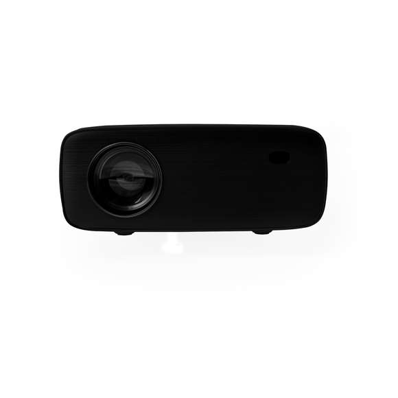 Proyector con conectividad bluetooth y WiFi que proporciona una fantástica experiencia audiovisual. Fabricado en resistente ABS de color negro, con regulador de enfoque y ángulo para un óptimo visionado. Saca una potencia de 7.000 lúmenes, con resolución 720p, e incorpora un potente altavoz de 5W. Además, cuenta con multitud de conexiones: 3xHDMI (1 conector macho + 2 conectores hembra), conexión USB, salida de audio jack de 3,5 mm y entrada de audio jack de 3,5 mm. Con ranura para tarjetas de memoria Micro SD y mando a distancia para un cómodo y fácil manejo del dispositivo. Incluye cable de alimentación CA 220V-240V y viene presentado en caja de diseño kraft.