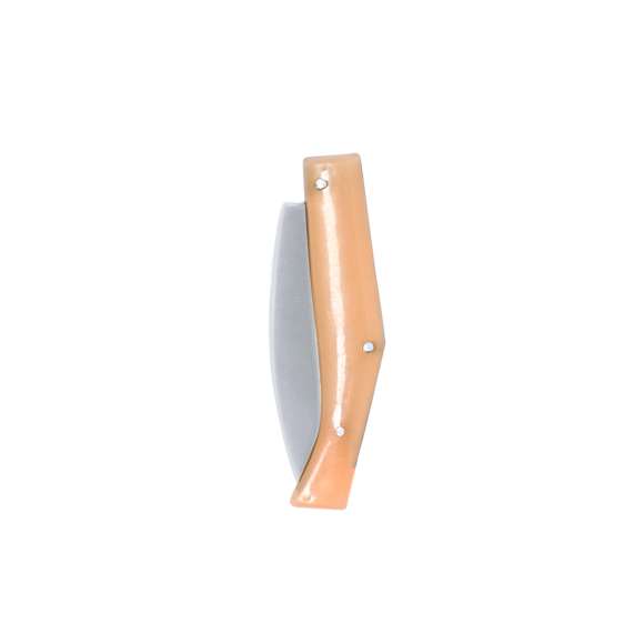 Navaja fabricada en resistente acero inox, con mango ergonómico fabricado en resistente ABS. La aleación de la hoja garantiza resistencia a la corrosión y abrasión, siendo ideal para el uso frecuente con materiales duros. La hoja es de tipo punta de espada, que se caracteriza por su forma recta, con una pequeña curvatura en la punta. Presentada individualmente en caja de diseño kraft.