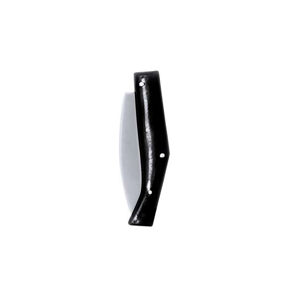 Navaja fabricada en resistente acero inox, con mango ergonómico fabricado en resistente ABS. La aleación de la hoja garantiza resistencia a la corrosión y abrasión, siendo ideal para el uso frecuente con materiales duros. La hoja es de tipo punta de espada, que se caracteriza por su forma recta, con una pequeña curvatura en la punta. Disponible en variada gama de colores y presentada individualmente en caja de diseño kraft.