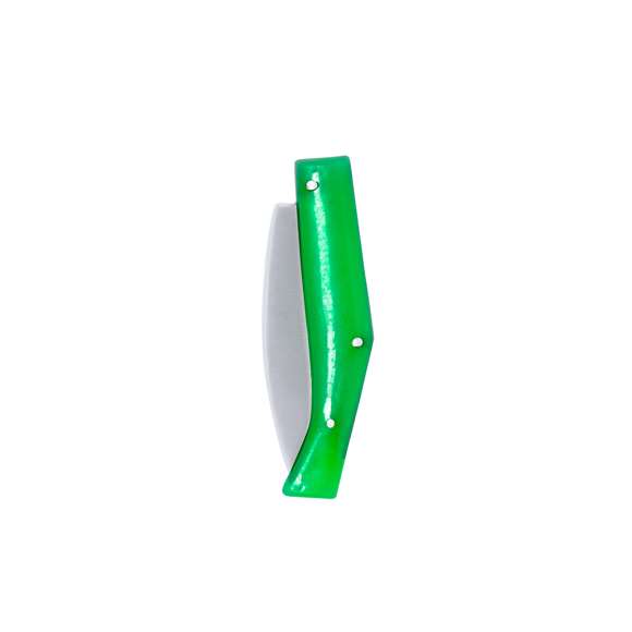 Navaja fabricada en resistente acero inox, con mango ergonómico fabricado en resistente ABS. La aleación de la hoja garantiza resistencia a la corrosión y abrasión, siendo ideal para el uso frecuente con materiales duros. La hoja es de tipo punta de espada, que se caracteriza por su forma recta, con una pequeña curvatura en la punta. Disponible en variada gama de colores y presentada individualmente en caja de diseño kraft.