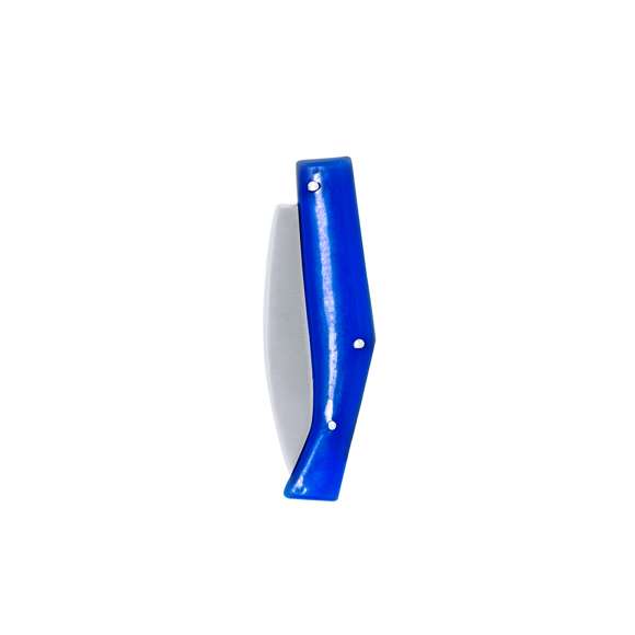 Navaja fabricada en resistente acero inox, con mango ergonómico fabricado en resistente ABS. La aleación de la hoja garantiza resistencia a la corrosión y abrasión, siendo ideal para el uso frecuente con materiales duros. La hoja es de tipo punta de espada, que se caracteriza por su forma recta, con una pequeña curvatura en la punta. Disponible en variada gama de colores y presentada individualmente en caja de diseño kraft.