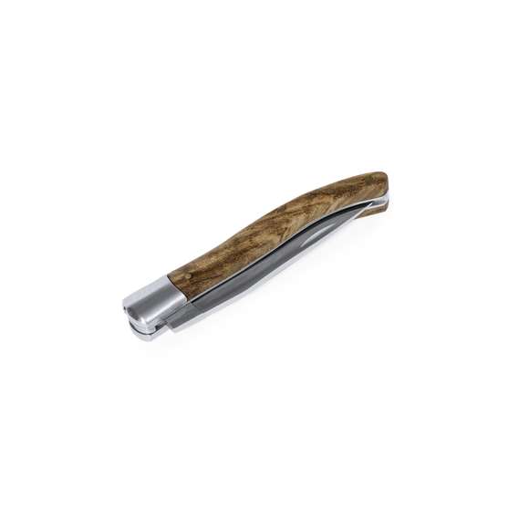 Navaja fabricada en resistente acero inox, con mango ergonómico fabricado en madera natural lacada. La aleación de la hoja garantiza resistencia a la corrosión y abrasión, siendo ideal para el uso frecuente con materiales duros. La hoja es de tipo punta de aguja, que se caracteriza por su forma puntiaguda, con la parte superior recta. Presentada individualmente en caja de diseño kraft.