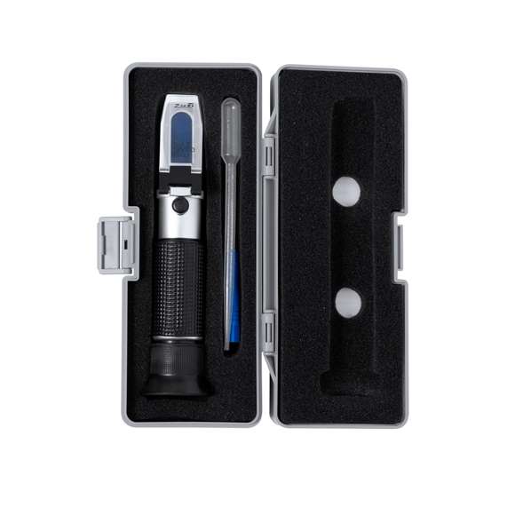 Refractómetro manual portátil, especialmente diseñado para el control de los grados Brix. Funciona vertiendo una gota en el compartimento designado, bajando a continuación la tapa transparente y mirando a través del visor, a la vez que se ajusta el botón. Portátil y presentado en un resistente estuche de transporte con cierre de seguridad y accesorios interiores. Con instrucciones en español e inglés. Presentado en caja de diseño kraft.Contenido: -Medidor -Estuche de transporte con interior de espuma -Pipeta -Destornillador -Paño limpiador