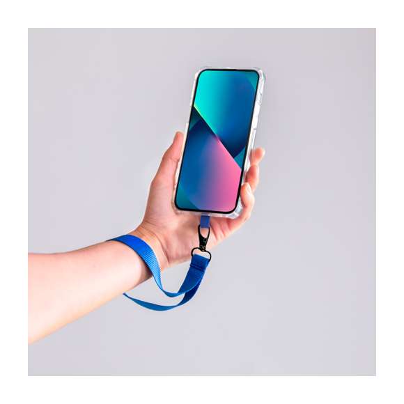 Original pulsera soporte en suave poliéster, adaptable para todo tipo de muñecas y con accesorio de transporte para situar entre la funda y el smartphone. Cinta de transporte a juego y mosquetón metálico giratorio en color negro. Disponible en variada gama de colores.