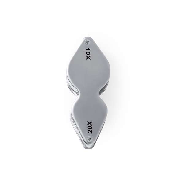 Lupa plegable doble con aumento 10x y 20x, fabricada en resistente metal. Gran potencia de aumento para obtener una visión muy cercana de los detalles más pequeños, con ampliación sin distorsión. Ideal para inspeccionar objetos de tamaño reducido, textos, etc. Además, viene dentro de un estuche con interior acolchado para una mayor protección. Presentada en caja de cartón negra.