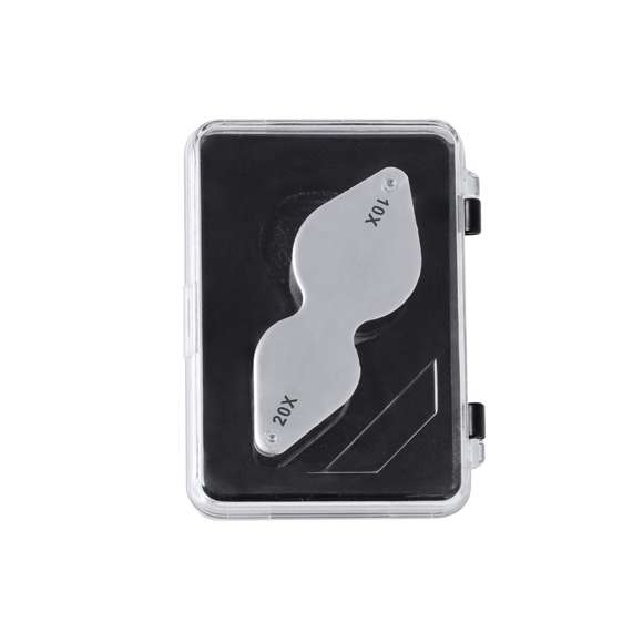 Lupa plegable doble con aumento 10x y 20x, fabricada en resistente metal. Gran potencia de aumento para obtener una visión muy cercana de los detalles más pequeños, con ampliación sin distorsión. Ideal para inspeccionar objetos de tamaño reducido, textos, etc. Además, viene dentro de un estuche con interior acolchado para una mayor protección. Presentada en caja de cartón negra.