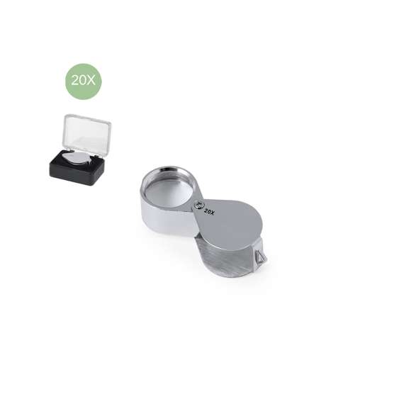 Lupa plegable con aumento 20x fabricada en resistente metal. Gran potencia de aumento para obtener una visión muy cercana de los detalles más pequeños, con ampliación sin distorsión. Ideal para inspeccionar objetos de tamaño reducido, textos, etc. Además, tiene un accesorio para colgar y viene dentro de un estuche con interior acolchado para una mayor protección. Presentada en caja de cartón negra.
