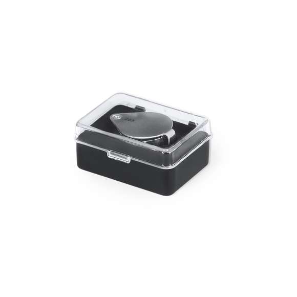 Lupa plegable con aumento 20x fabricada en resistente metal. Gran potencia de aumento para obtener una visión muy cercana de los detalles más pequeños, con ampliación sin distorsión. Ideal para inspeccionar objetos de tamaño reducido, textos, etc. Además, tiene un accesorio para colgar y viene dentro de un estuche con interior acolchado para una mayor protección. Presentada en caja de cartón negra.