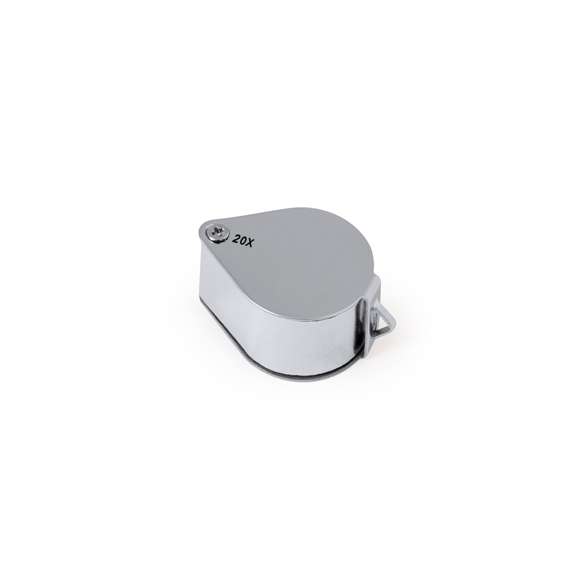 Lupa plegable con aumento 20x fabricada en resistente metal. Gran potencia de aumento para obtener una visión muy cercana de los detalles más pequeños, con ampliación sin distorsión. Ideal para inspeccionar objetos de tamaño reducido, textos, etc. Además, tiene un accesorio para colgar y viene dentro de un estuche con interior acolchado para una mayor protección. Presentada en caja de cartón negra.