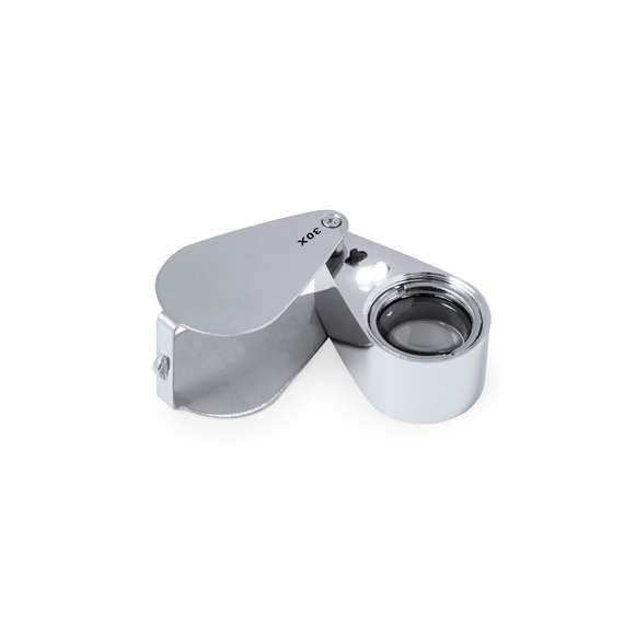 Lupa plegable con aumento 30x fabricada en resistente metal. Con luces LED integradas y gran potencia de aumento para obtener una visión muy cercana de los detalles más pequeños, con ampliación sin distorsión. Ideal para inspeccionar objetos de tamaño reducido, textos, etc. Además, tiene un accesorio para colgar, y viene dentro de un estuche con interior acolchado para una mayor protección. Alimentación a pilas (de botón incluidas), con llave especial para reemplazarlas cuando se agoten. Presentada en caja de cartón negra.