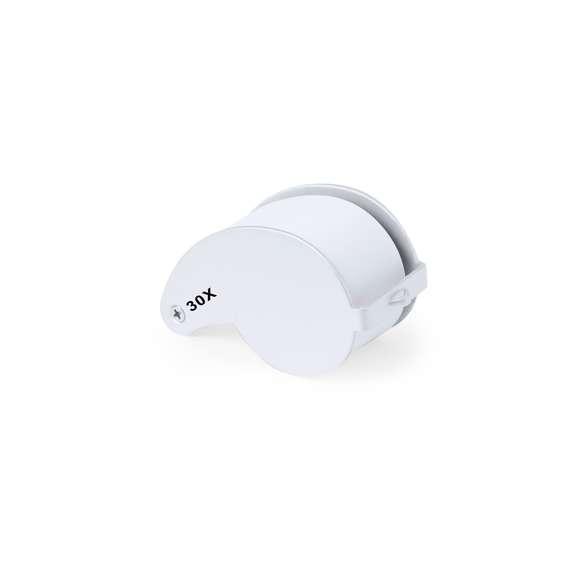 Lupa plegable doble con aumento 30x , fabricada en resistente metal. Con luces LED integradas y gran potencia de aumento para obtener una visión muy cercana de los detalles más pequeños y ampliación sin distorsión. Ideal para inspeccionar objetos de tamaño reducido, textos, etc. Además, tiene un accesorio para colgar, y viene dentro de un estuche con interior acolchado para una mayor protección. Alimentación a pilas (de botón incluidas), con llave especial para reemplazarlas cuando se agoten. Presentada en caja de cartón negra.