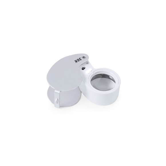 Lupa plegable doble con aumento 30x , fabricada en resistente metal. Con luces LED integradas y gran potencia de aumento para obtener una visión muy cercana de los detalles más pequeños y ampliación sin distorsión. Ideal para inspeccionar objetos de tamaño reducido, textos, etc. Además, tiene un accesorio para colgar, y viene dentro de un estuche con interior acolchado para una mayor protección. Alimentación a pilas (de botón incluidas), con llave especial para reemplazarlas cuando se agoten. Presentada en caja de cartón negra.