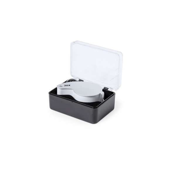 Lupa plegable doble con aumento 30x , fabricada en resistente metal. Con luces LED integradas y gran potencia de aumento para obtener una visión muy cercana de los detalles más pequeños y ampliación sin distorsión. Ideal para inspeccionar objetos de tamaño reducido, textos, etc. Además, tiene un accesorio para colgar, y viene dentro de un estuche con interior acolchado para una mayor protección. Alimentación a pilas (de botón incluidas), con llave especial para reemplazarlas cuando se agoten. Presentada en caja de cartón negra.