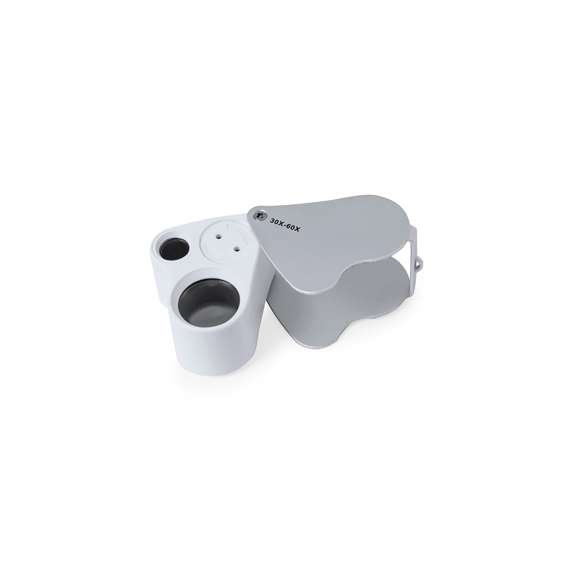 Lupa plegable doble con aumento 30x y 60x, fabricada en resistente metal. Con luces LED integradas y gran potencia de aumento para obtener una visión muy cercana de los detalles más pequeños y ampliación sin distorsión. Ideal para inspeccionar objetos de tamaño reducido, textos, etc. Además, tiene un accesorio para colgar, y viene dentro de un estuche con interior acolchado para una mayor protección. Alimentación a pilas (de botón incluidas), con llave especial para reemplazarlas cuando se agoten. Presentada en caja de cartón negra.
